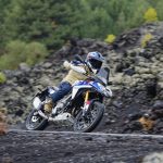 このエンジンは、各気筒のクランクピンを135度オフセットさせ、バランサーシャフトを組み合わせることで、不快な振動を抑え、心地の良いパルス感を楽しむことを可能としている