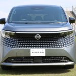 エレガントな台形フォルムに、あえてピカピカメッキを抑えたシブい日本の伝統工芸「組子」をモチーフとした、新フロントマスクを採用