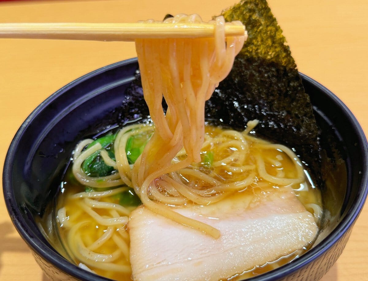 ガツンとした豚骨の旨みと醤油のコクが広がりつつも、後味は驚くほどマイルド