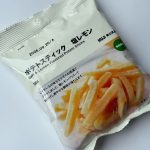 軽やかなサクサク食感と塩気がたまらない「ポテトスティック 塩レモン」
