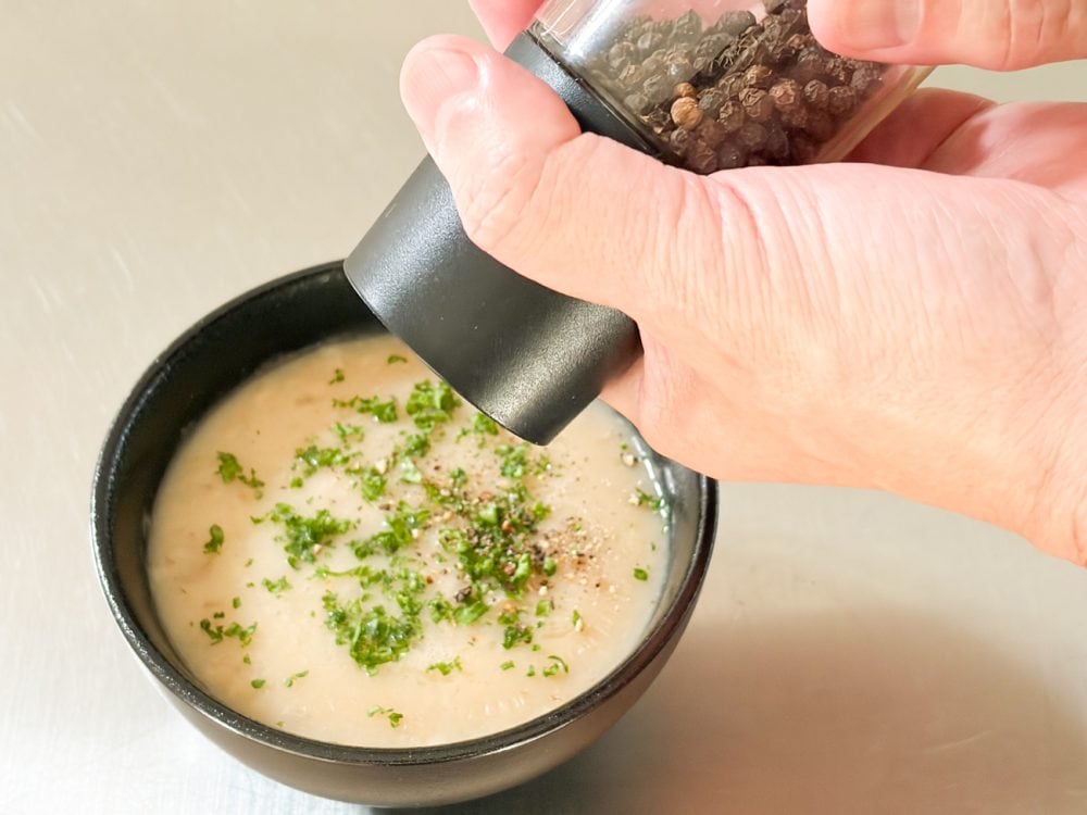 ブラックペッパーなどをトッピングすれば、味もキリリと締まるはず