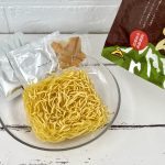 秋田県 神室のめぐみ／「お湯を注ぐだけ・4分」というカップ麺級の手軽さ。鍋いらずで、麺・ねぎをどんぶりに入れてお湯を注ぎ、フタをして4分待ってスープを入れて、メンマをのせれば完成 即席らーめん（醤油） ￥448（税別）