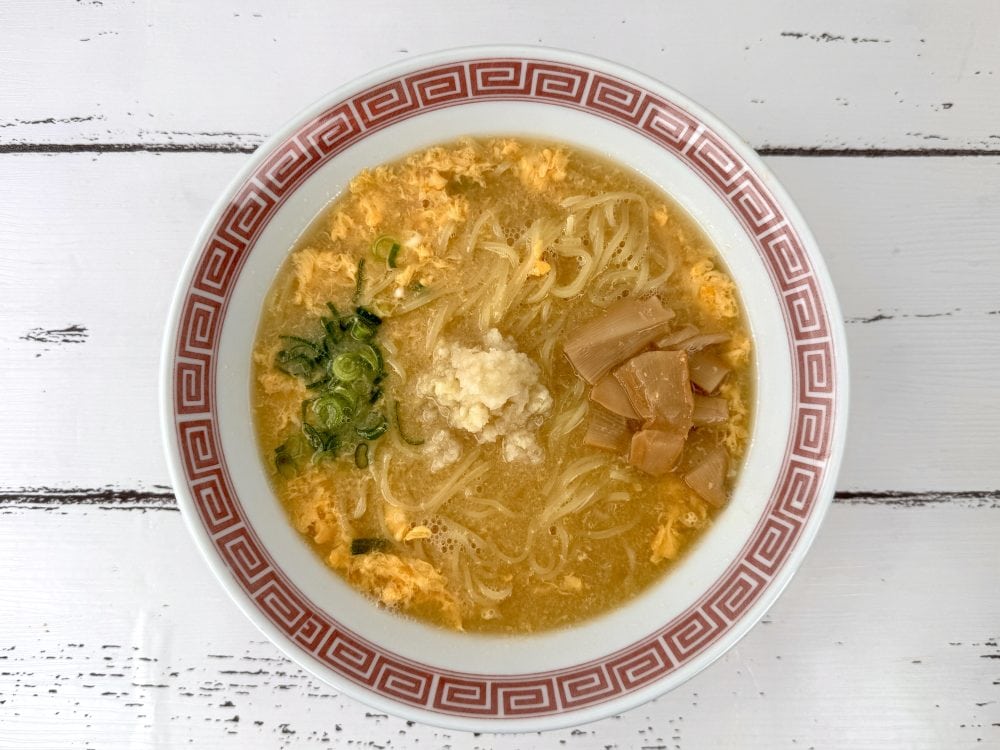 秋田県 神室のめぐみ／おすすめちょい足しアレンジとして「かきたま＋ねぎ＋おろしショウガ（メンマは付属しています）」 即席らーめん（醤油） ￥448（税別）