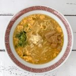 秋田県 神室のめぐみ／おすすめちょい足しアレンジとして「かきたま＋ねぎ＋おろしショウガ（メンマは付属しています）」 即席らーめん（醤油） ￥448（税別）