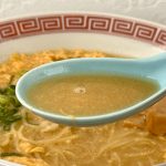 秋田県 神室のめぐみ／スープは、チキンとポークのガラをベースに、こんぶや香味野菜を効かせた昔ながらの懐かしい醤油味 即席らーめん（醤油） ￥448（税別）