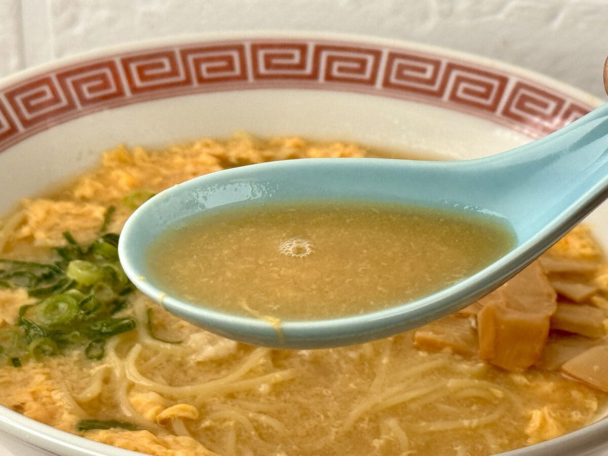 秋田県 神室のめぐみ/スープは、チキンとポークのガラをベースに、こんぶや香味野菜を効かせた昔ながらの懐かしい醤油味
即席らーめん(醤油)
¥448(税別)