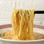 秋田県 神室のめぐみ／めんはノンフライ軽いウエーブ麺 即席らーめん（醤油） ￥448（税別）