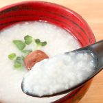 「梅がゆ」を実食してみると入っている梅干しは、味がすっかり抜けていて梅干しらしさはないですが、その分お粥全体に梅干しの味が行き渡っています