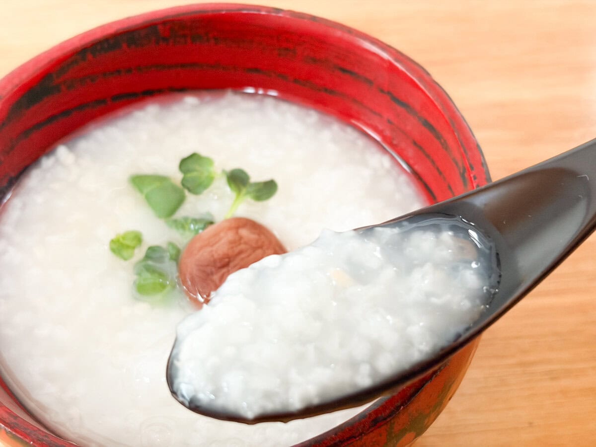 「梅がゆ」を実食してみると入っている梅干しは、味がすっかり抜けていて梅干しらしさはないですが、その分お粥全体に梅干しの味が行き渡っています