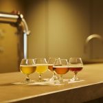 貯酒タンクから出したばかりの「蔵出しビール」の試飲