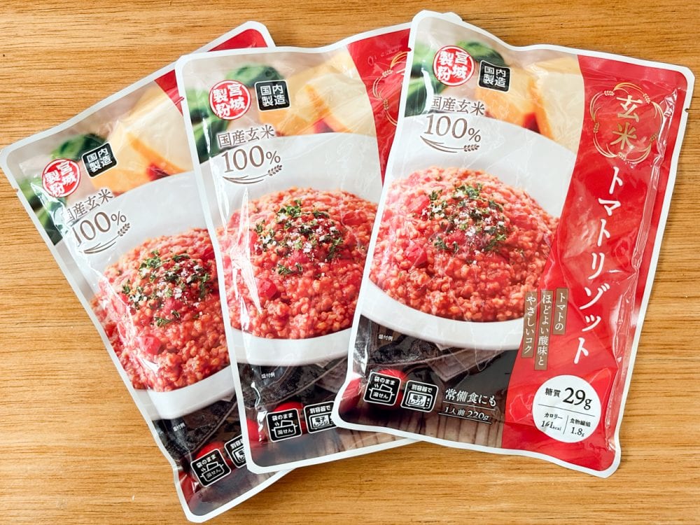 3食１セットで販売されている「玄米トマトリゾット」の税込購入価格は382円で、1食あたり220g入りで127円