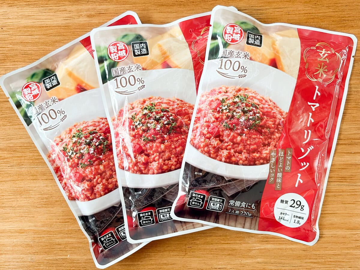 3食1セットで販売されている「玄米トマトリゾット」の税込購入価格は382円で、1食あたり220g入りで127円