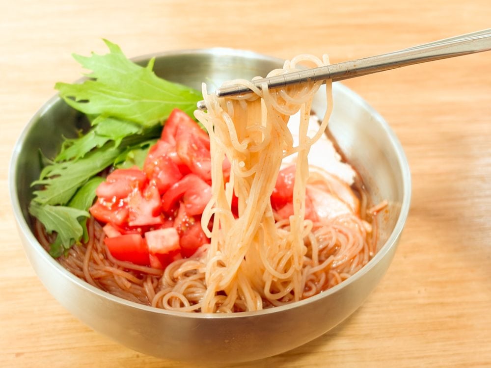 「トマト冷麺」を実食してみると、のど越しツルッとモチモチ食感の細麺