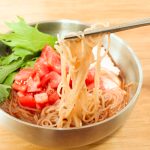 「トマト冷麺」を実食してみると、のど越しツルッとモチモチ食感の細麺