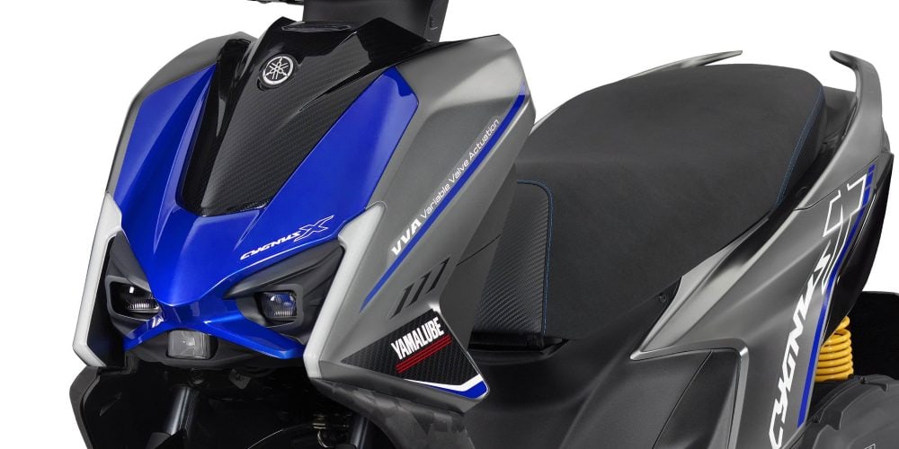 「YZF-R1M」モチーフのカーボン調加飾パネル