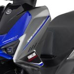 「YZF-R1M」モチーフのカーボン調加飾パネル