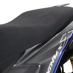 スウェード調×カーボン調の専用シートを採用