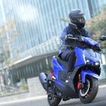 スポーティな走りをしっかりサポートするために新たなフレームを採用。現行モデル「CYGNUS GRYPHUS」に比べて約19％縦剛性を向上させ、右側のパイプ厚を2.0mmから2.3mmへと拡大した