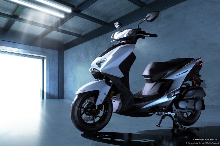 【ヤマハの大本命原付二種】攻めたデザイン、軽快な走りが半端ない!新型「CYGNUSX」登場&限定800台のR1Mカラーも