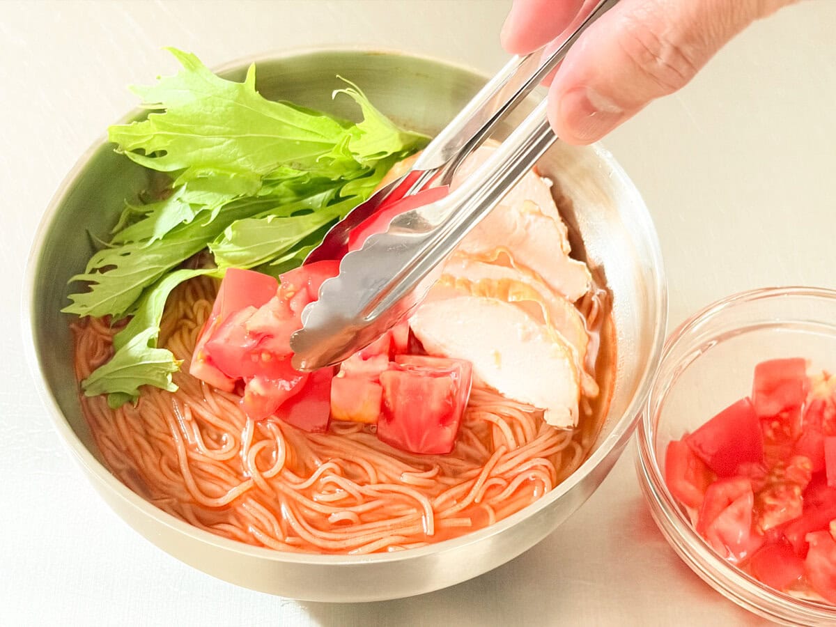 トマトのトッピングがいいアクセントになって食が進みます