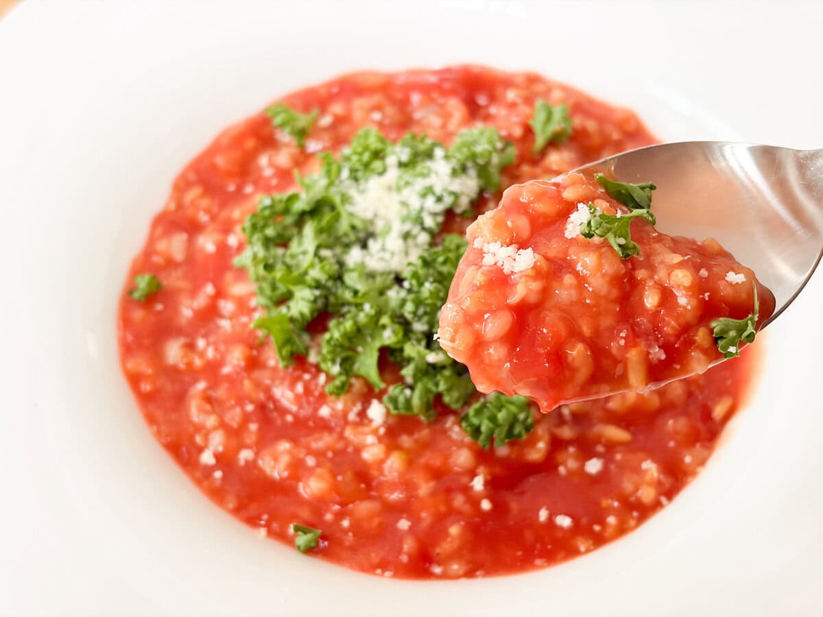 「玄米トマトリゾット」を実食してみるとトマト味が濃いくらいにトマトソースがたっぷり!
