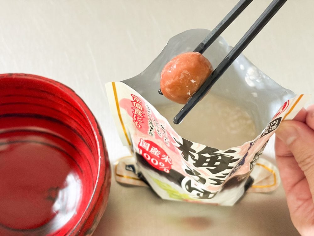 熱湯で7〜8分湯せんして、パックを開封してみると、大粒な梅干しが丸ごと入っていました