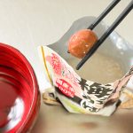 熱湯で7〜8分湯せんして、パックを開封してみると、大粒な梅干しが丸ごと入っていました