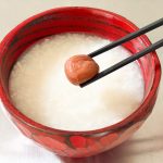 レトルトパックに入っている梅干しを後のせすれば、シンプルながらも映えメニューになります