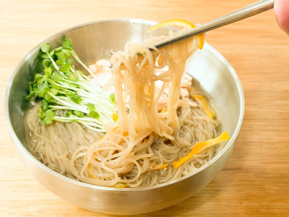 「ゆず冷麺」を実食してみると、柑橘系の爽やかさと出汁の旨みを感じるさっぱり系