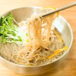 「ゆず冷麺」を実食してみると、柑橘系の爽やかさと出汁の旨みを感じるさっぱり系