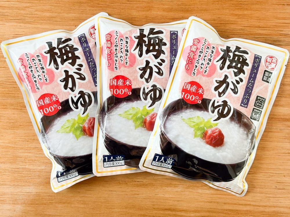 3食１セットで販売されている「梅がゆ」の税込購入価格は327円で、1食あたり300g入りで109円