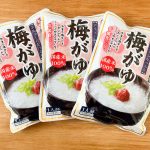 3食1セットで販売されている「梅がゆ」の税込購入価格は327円で、1食あたり300g入りで109円