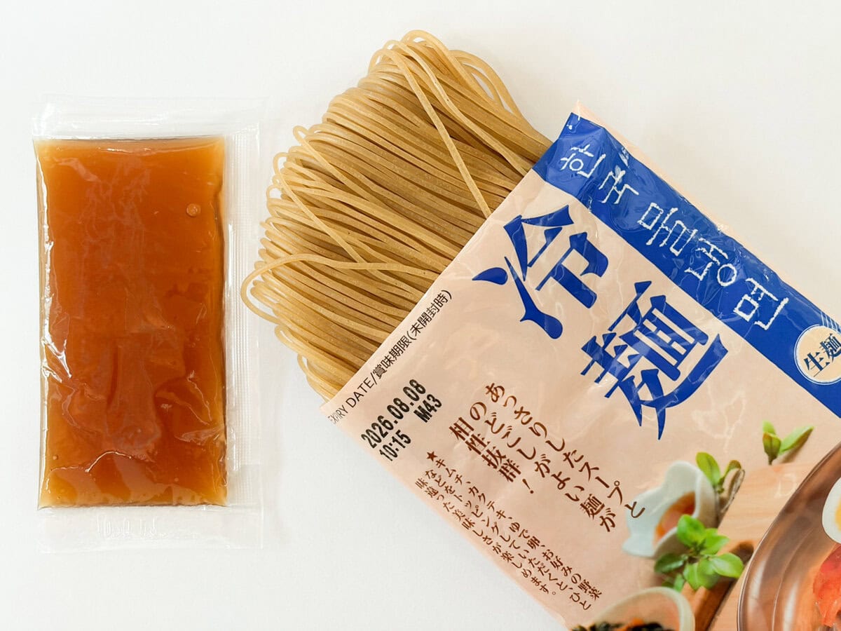「冷麺」は麺とスープがセットになっていて、税込購入価格151円と激安