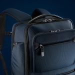 【長時間かる～く持ち運べる】ace.「EVL-4.0」の直営店限定色はビジカジと好相性なネイビー！