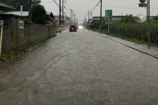 【冠水路の絶対NG】「行けるだろう」の代償が大きすぎる…ゲリラ豪雨から愛車と命を守る“絶対知っておくべき知識”をプロが解説