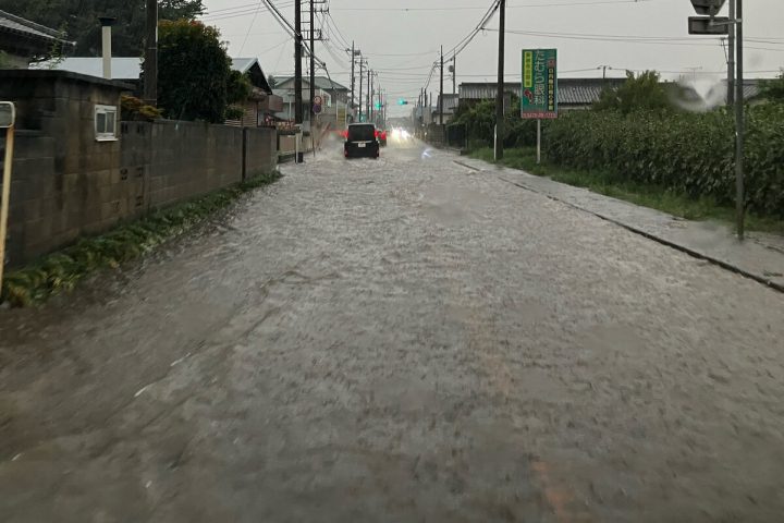 【冠水路の絶対NG】「行けるだろう」の代償が大きすぎる…ゲリラ豪雨から愛車と命を守る“絶対知っておくべき知識”をプロが解説