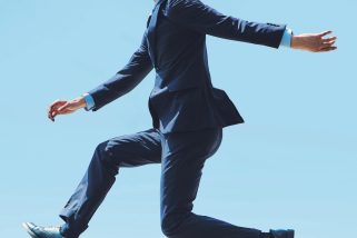 【見た目カッチリで超ラクな新・一生モノ】洋服の青山「＃すごスーツ」が最強！仕事から結婚式まで着回せる理由をプロが徹底解説