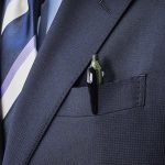 胸ポケットに1本差しておけば、急にペンが必要になったときでも困らない。軽量なのでポケットも型崩れしにくい。