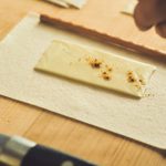 カットした春巻きの皮に半分に切ったチーズを置き、カレー粉を薄く振る
