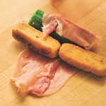 スティック1本とホームサクッと2本をそろえ、生ハム1枚でぐるりときつめに巻く