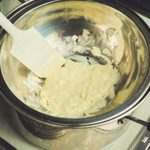 ナッツを粗く刻み、レンチンで溶かしたホワイトチョコに、カラムーチョを加えてよく混ぜる