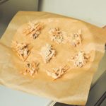 クッキングシートに並べ、黒胡椒を振ったら冷蔵庫で15分冷やし固めて完成