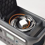 本体に収納ケースが付いており、電源コードなど付属品の紛失を防げる仕様が親切で使いやすい