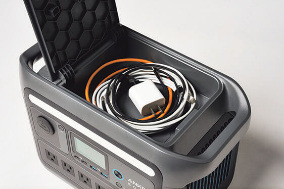 本体に収納ケースが付いており、電源コードなど付属品の紛失を防げる仕様が親切で使いやすい