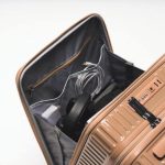 荷物を出し入れしやすいフロントポケット採用