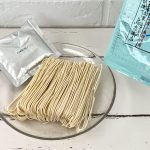 福岡県 鳥志商店 冷し中華そば かぼす味／かんすいの代わりに牡蠣殻由来の焼成カルシウムを使い、国産小麦粉、沖縄の天日塩（シママース）、名水100選の地下水で仕上げ、添加物・着色料・化学調味料・合成保存料はいっさい不使用