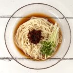 福岡県 鳥志商店 冷し中華そば かぼす味／ちりめんじゃこ＋かいわれを乗せるだけ。爽やかなかぼすのタレには、さっぱり＆旨味系のトッピングが好相性