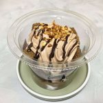 ふたを開けるとチョコクリームがたっぷり。スポンジと一緒に食べると、まさに本格チョコケーキ