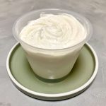 クリームと一緒にプリンを食べても、どちらも塩気がちょうどよく、甘すぎない優しい味わい