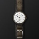 誕生から100年以上を経た現在も、「ローレル」に採用された琺瑯ダイヤルは色褪せることなく、艶やかで美しい白色を保ち続けている